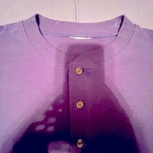 Clean look solid navy Henley tee. Slim fit L